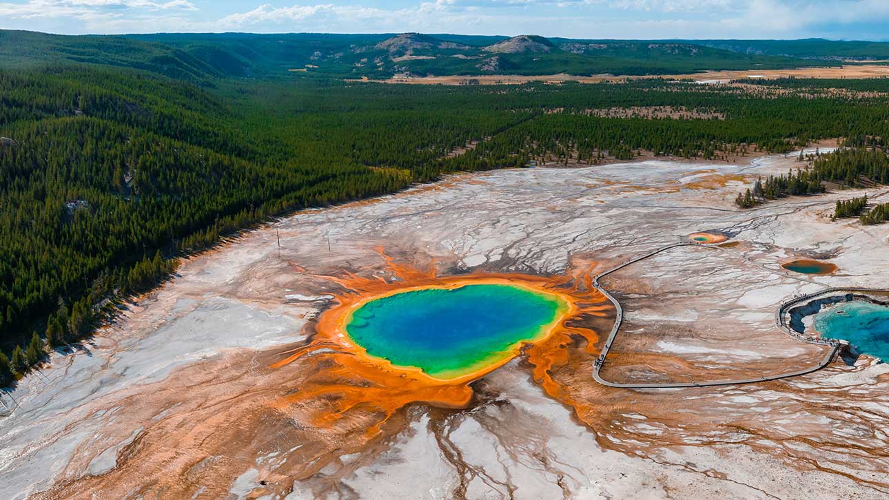 Exploring America's Natural Wonderland: Yellowstone National Park
